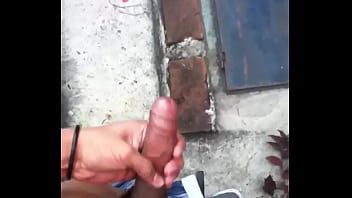 Jalándomela En Casa Abandonada